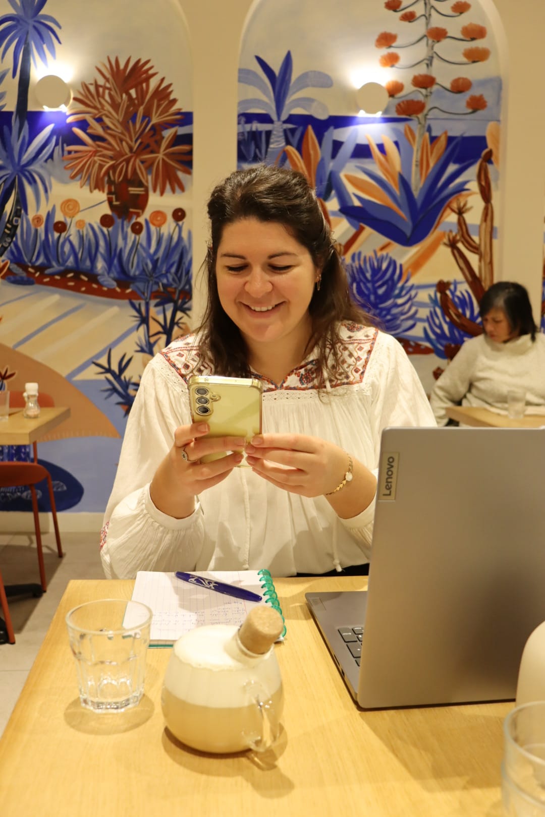 Nadia au travail sur un itinéraire de voyage sur mesure